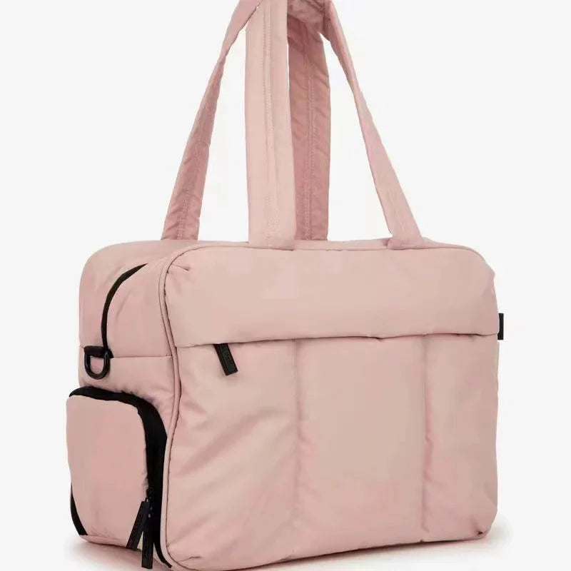Sac matelassé rose avec détails de couture
