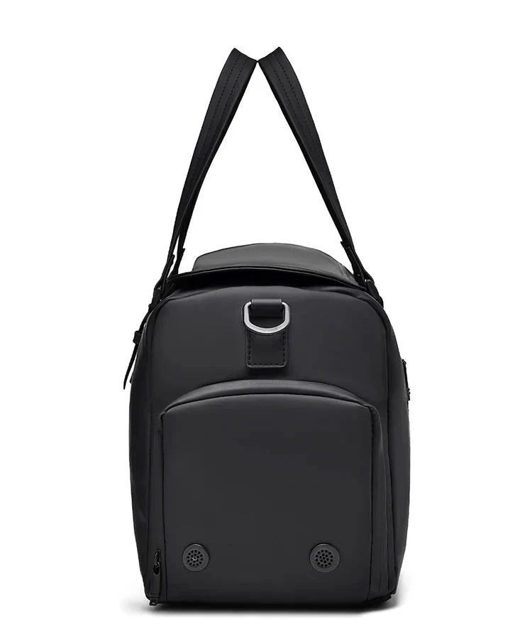 Vue arrière du sac weekender soulignant sa forme compacte