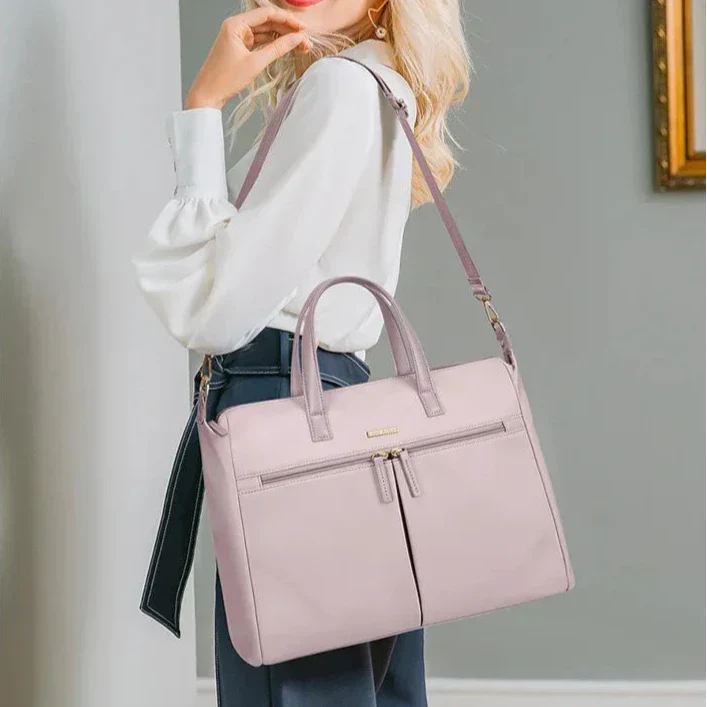 Version rose de la sacoche, ajoutant une touche féminine