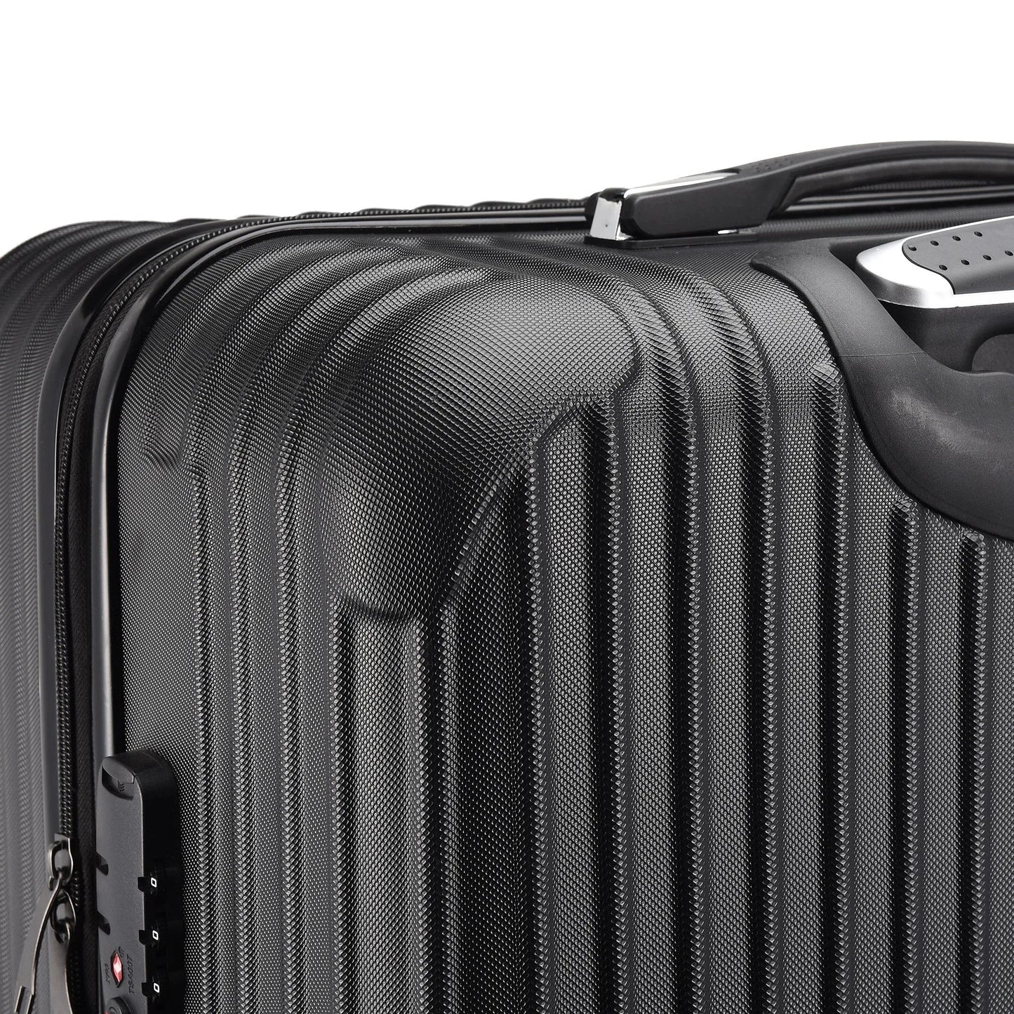 Trois valises noires rigides avec serrure TSA alignées