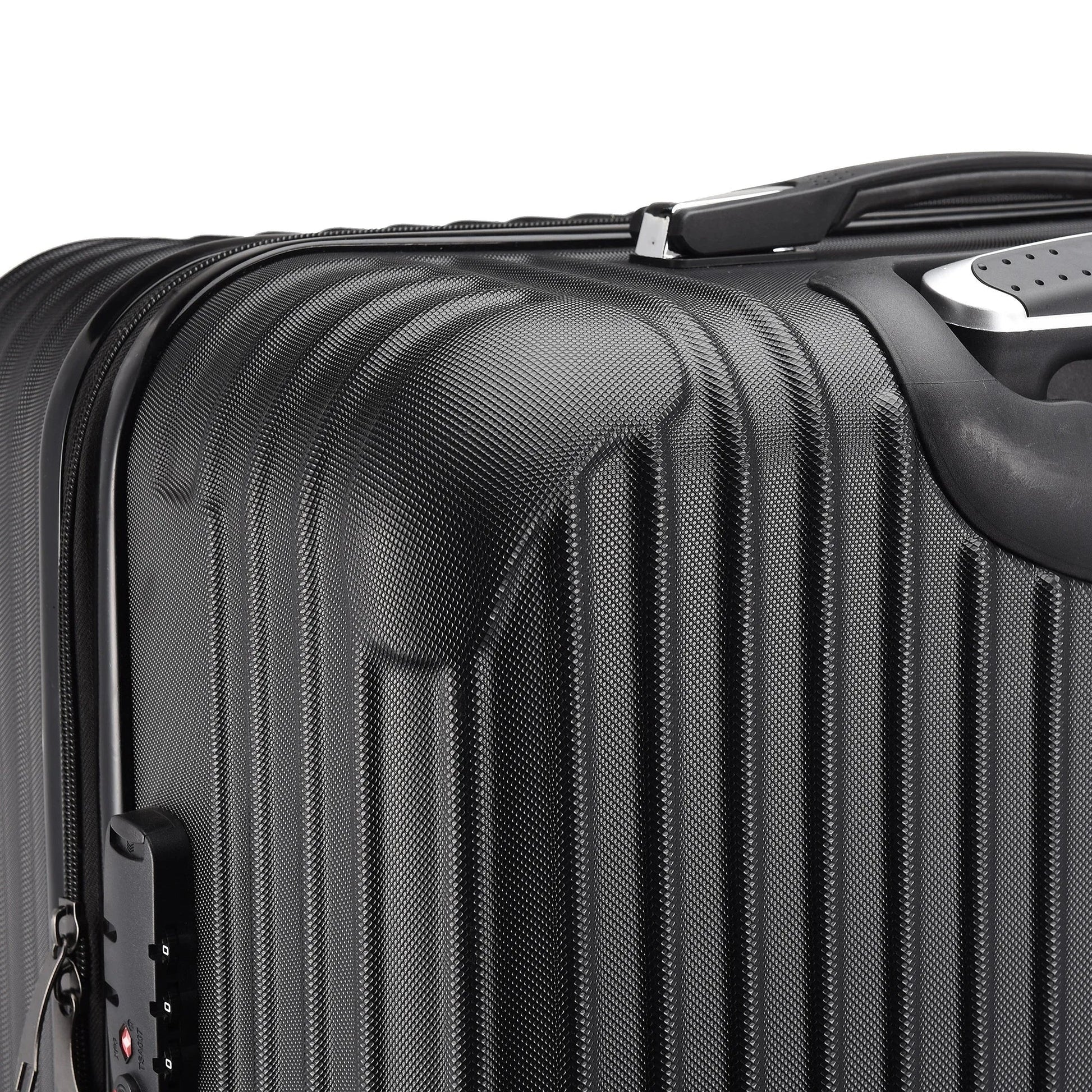 Trois valises noires rigides avec serrure TSA alignées
