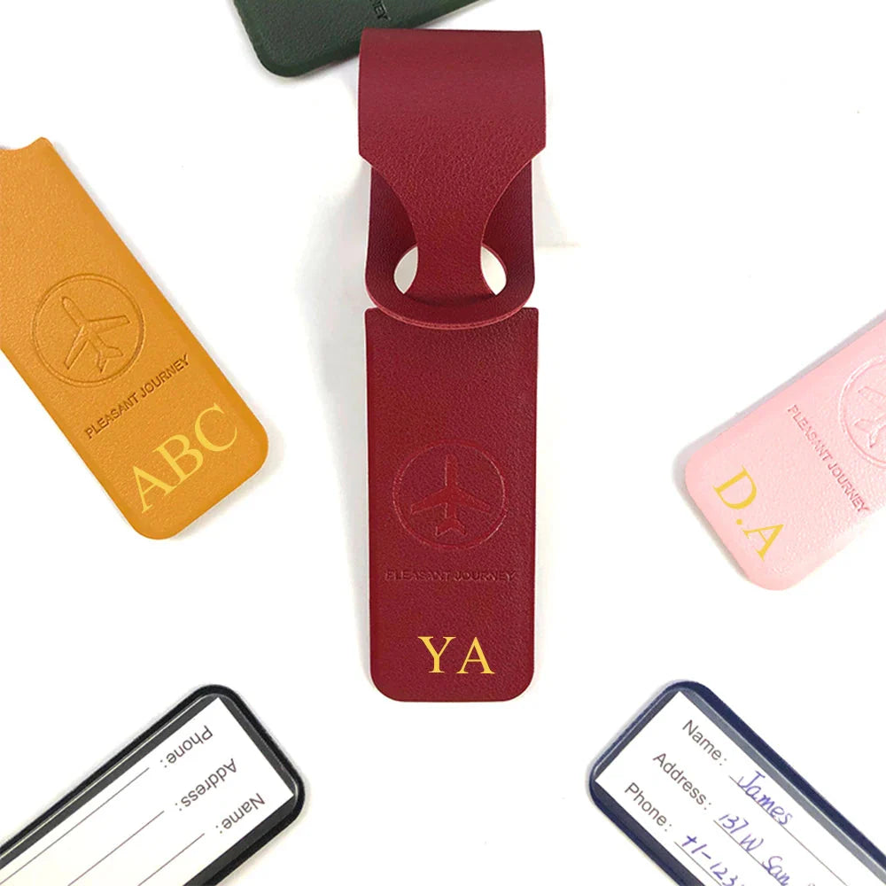 Étiquette bagage personnalisée avec lettres dorées sur fond noir