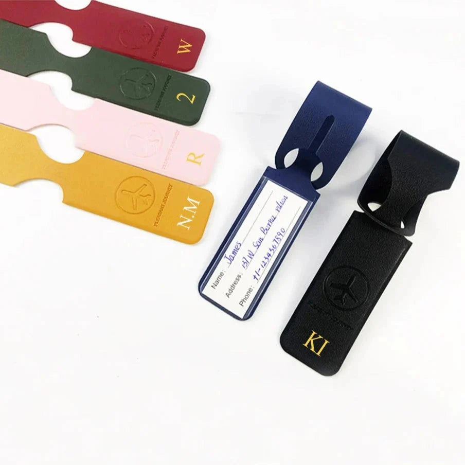 Tag bagage en cuir synthétique avec initiales dorées visibles