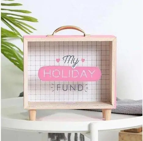 Tirelire en forme de valise en bois sur fond blanc