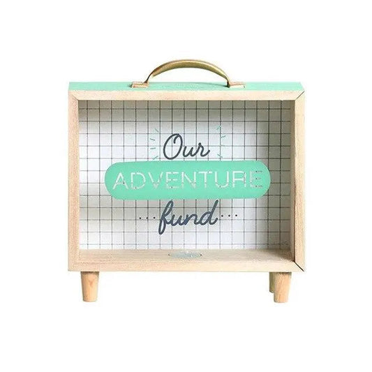 Tirelire en forme de valise en bois sur fond blanc