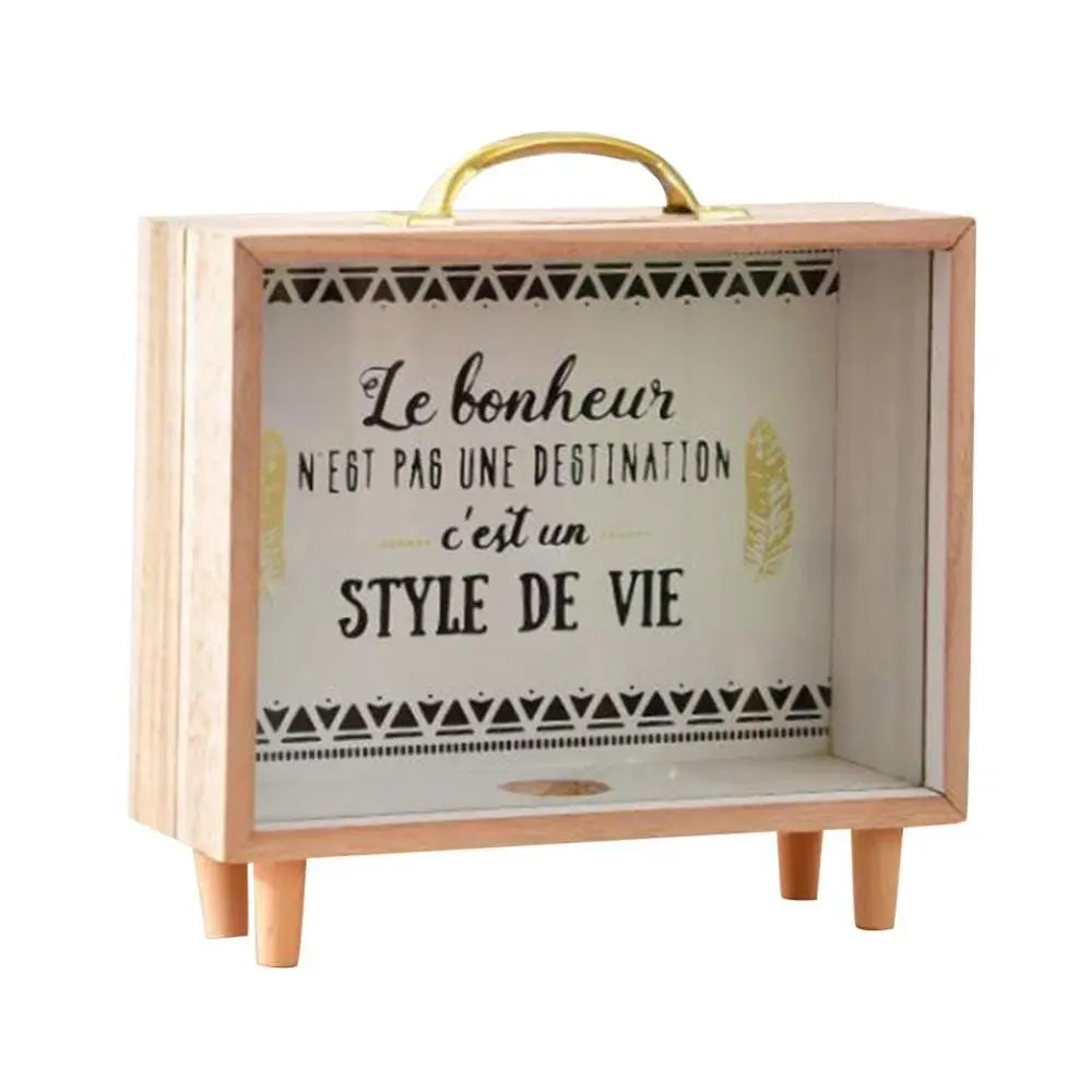 Détail de la tirelire valise en bois avec fente pour pièces