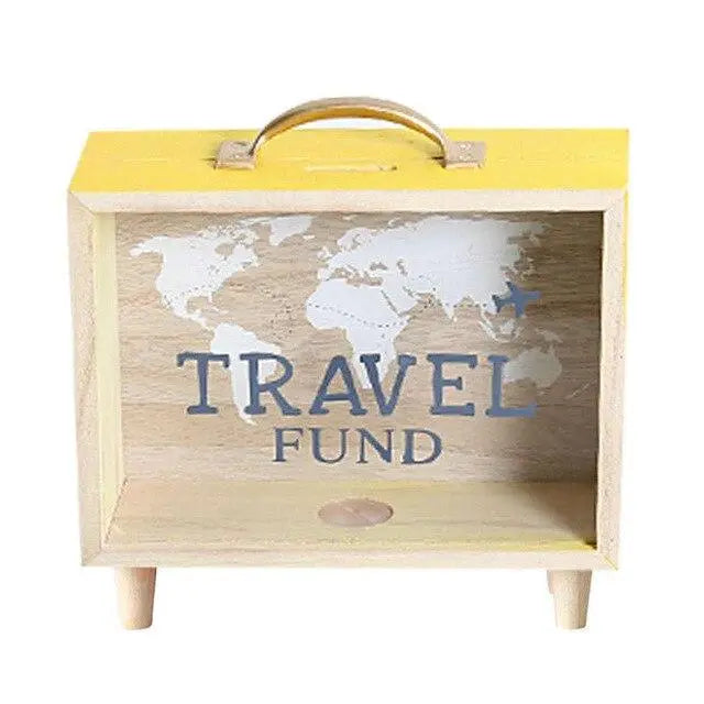 Tirelire en forme de valise en bois sur fond blanc