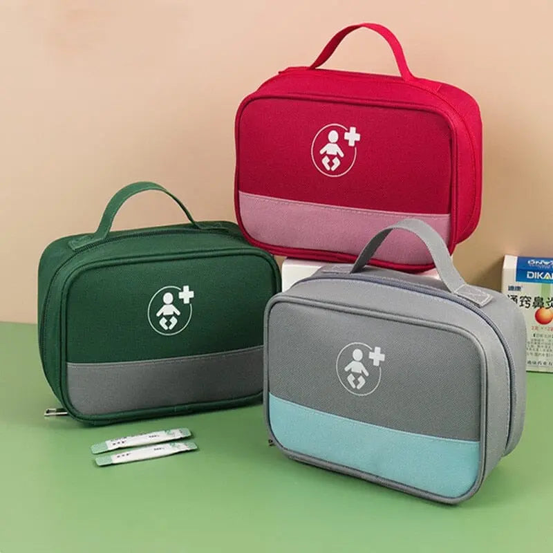 Trousse de pharmacie bébé ouverte avec compartiments visibles