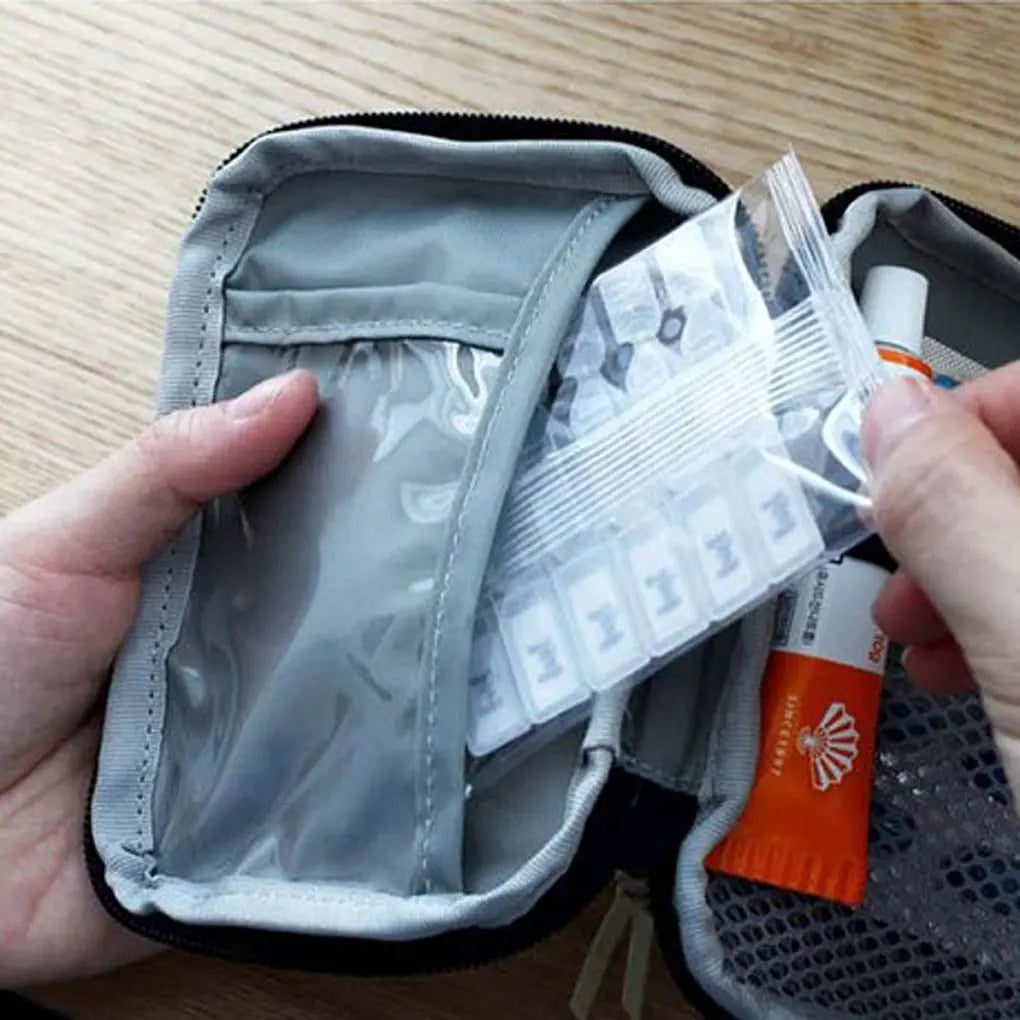 Intérieur organisé de la trousse médicale de voyage