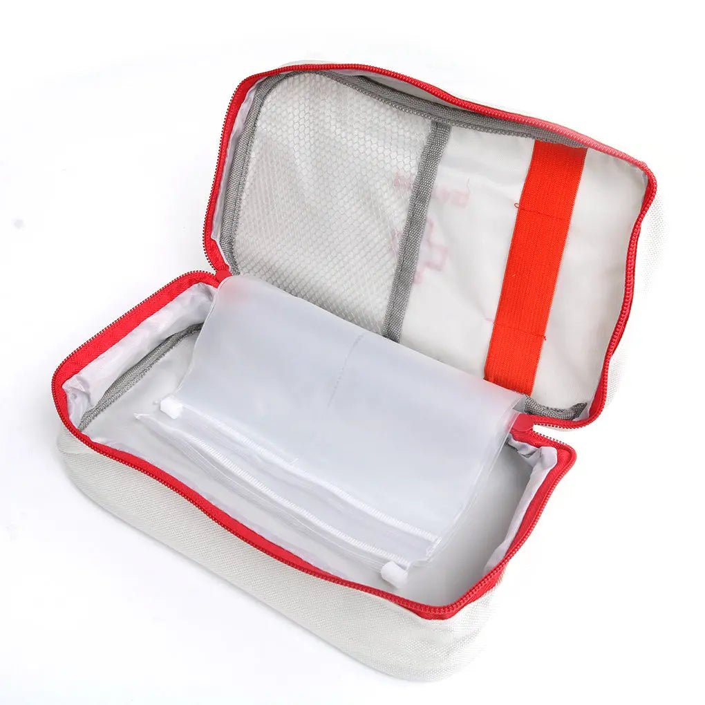 Trousse de secours ouverte avec compartiments visibles