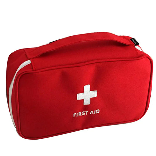 Trousse de secours rouge posée sur une surface plane