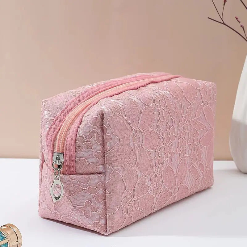 Vue latérale de la trousse avec motif floral
