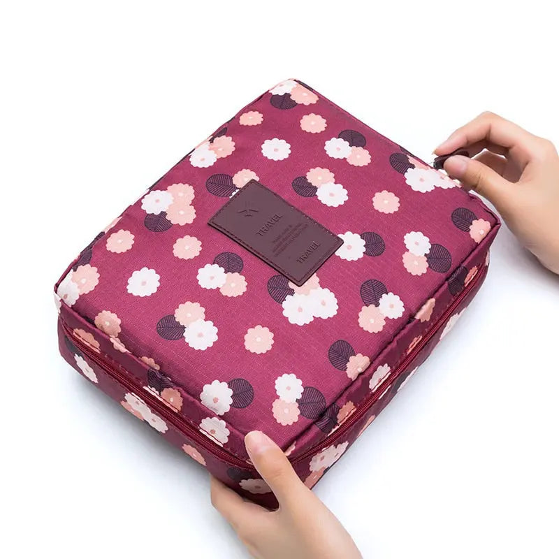 Vue latérale de la trousse de voyage à motif floral