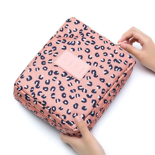 Trousse de maquillage léopard avec fermeture éclair, vue de face
