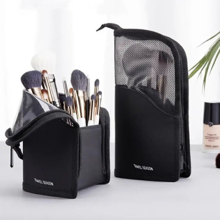 Trousse de maquillage ouverte avec pinceaux visibles