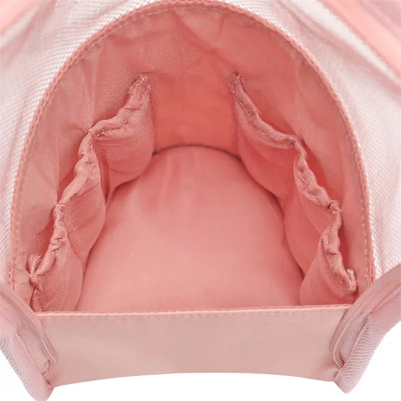 Trousse de maquillage waterproof posée sur une table
