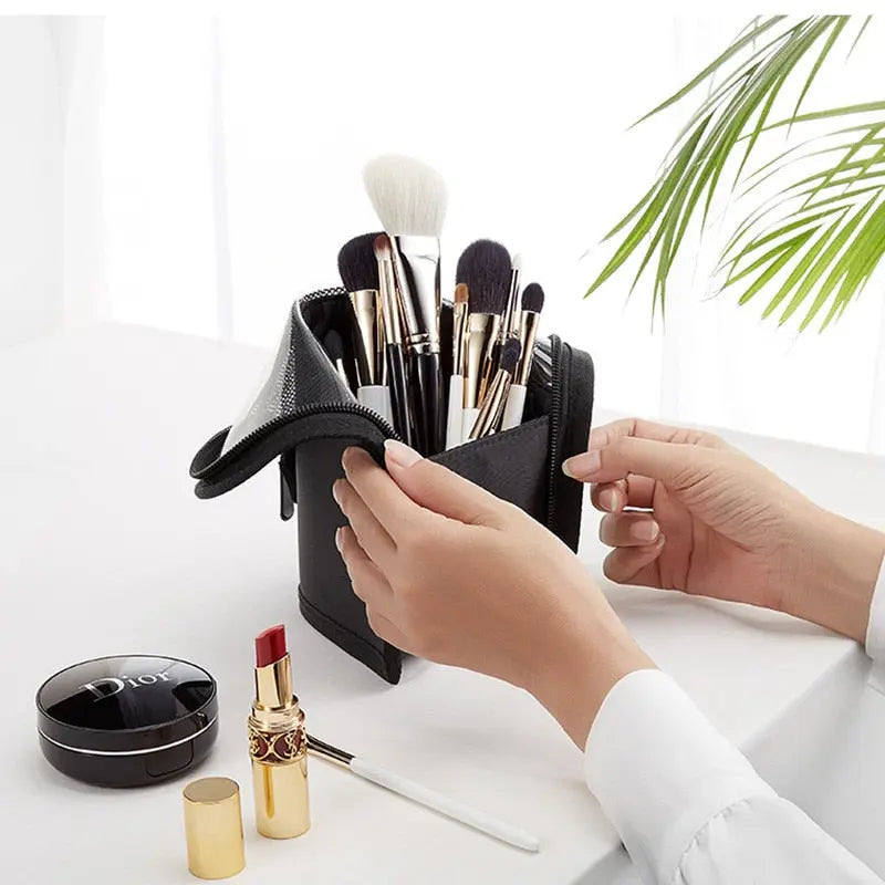 Vue latérale d'une trousse de maquillage compacte