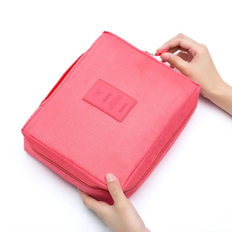 Vue de dessus d'une trousse de maquillage colorée