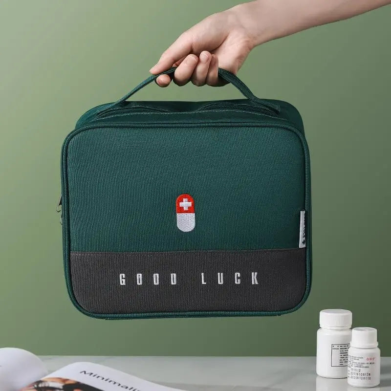 Intérieur spacieux de la trousse de secours avec compartiments
