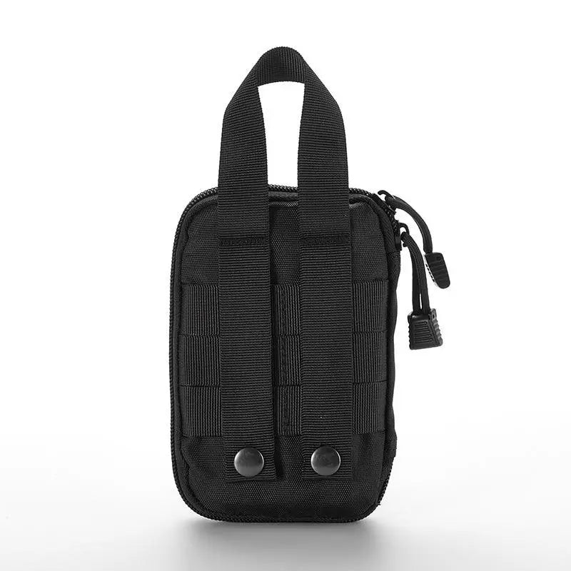 Trousse accrochée à une ceinture pour démontrer sa portabilité