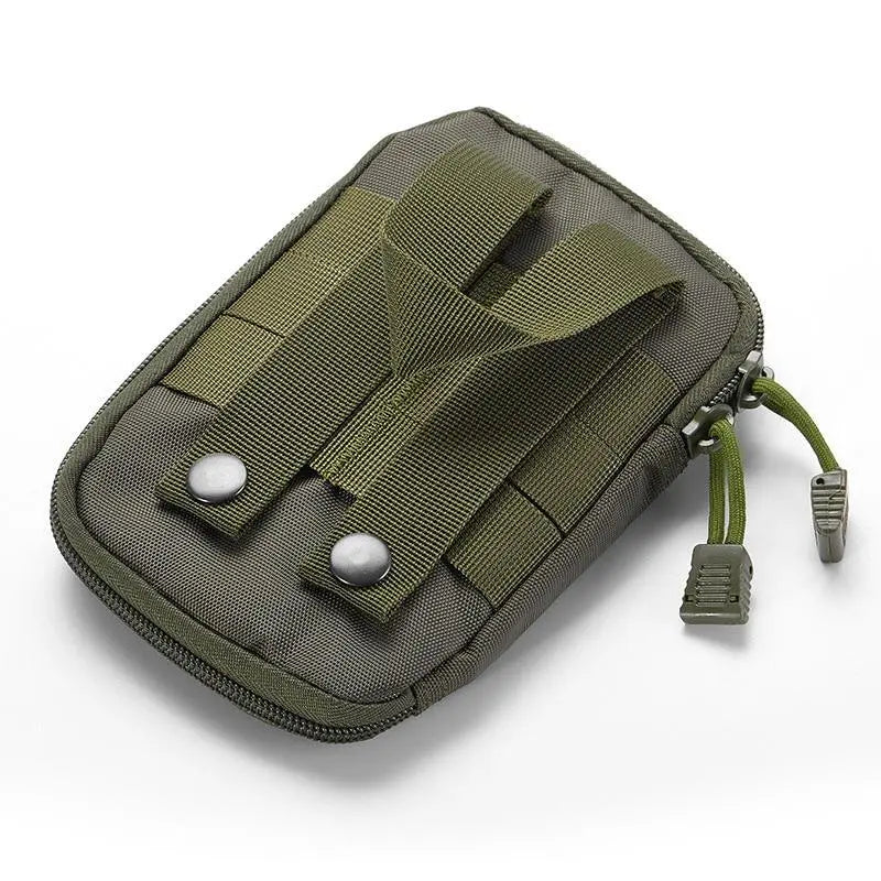 Trousse de secours militaire compacte sur fond blanc