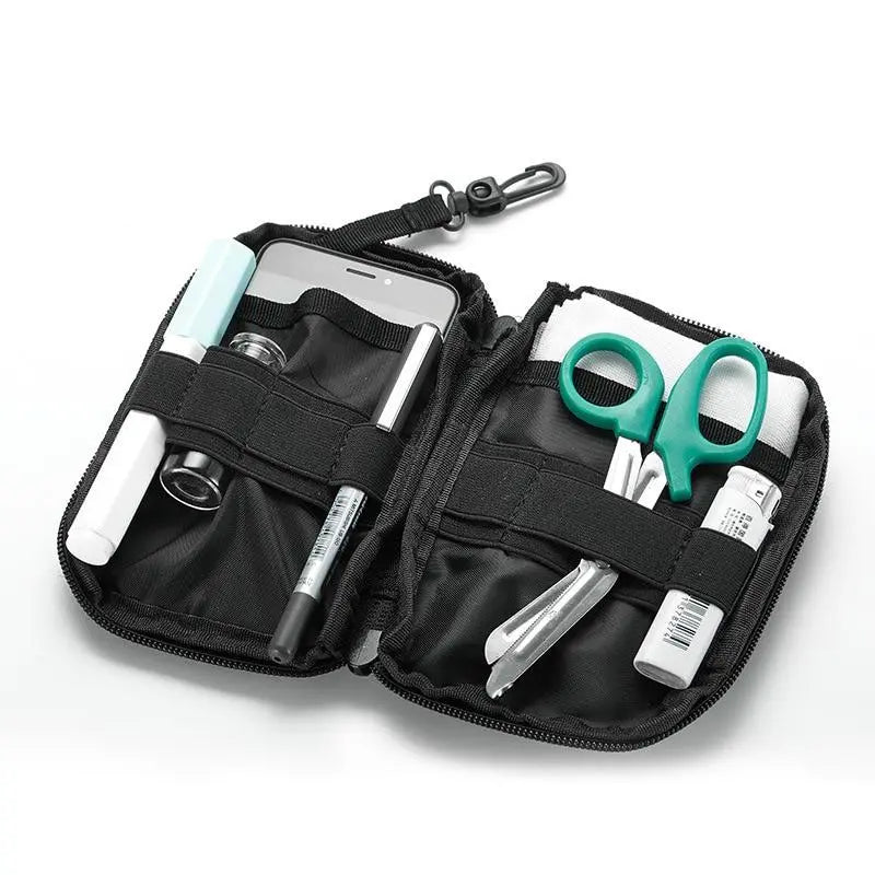 Trousse de secours posée sur un rocher en extérieur