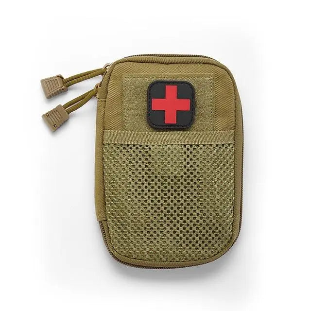 Trousse de secours montrée dans un sac à dos de randonnée
