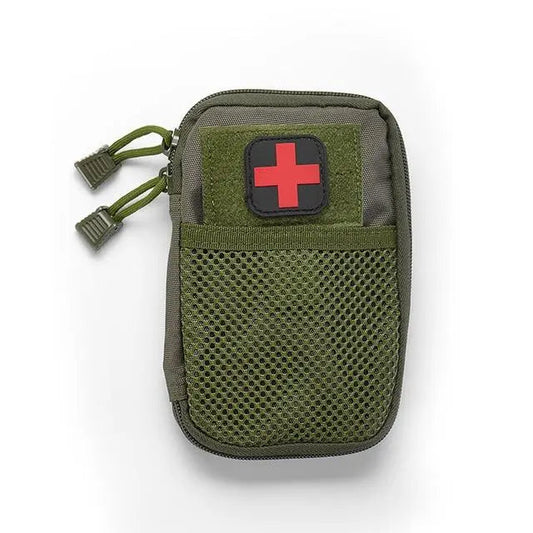 Trousse de secours en situation de trekking sur un chemin