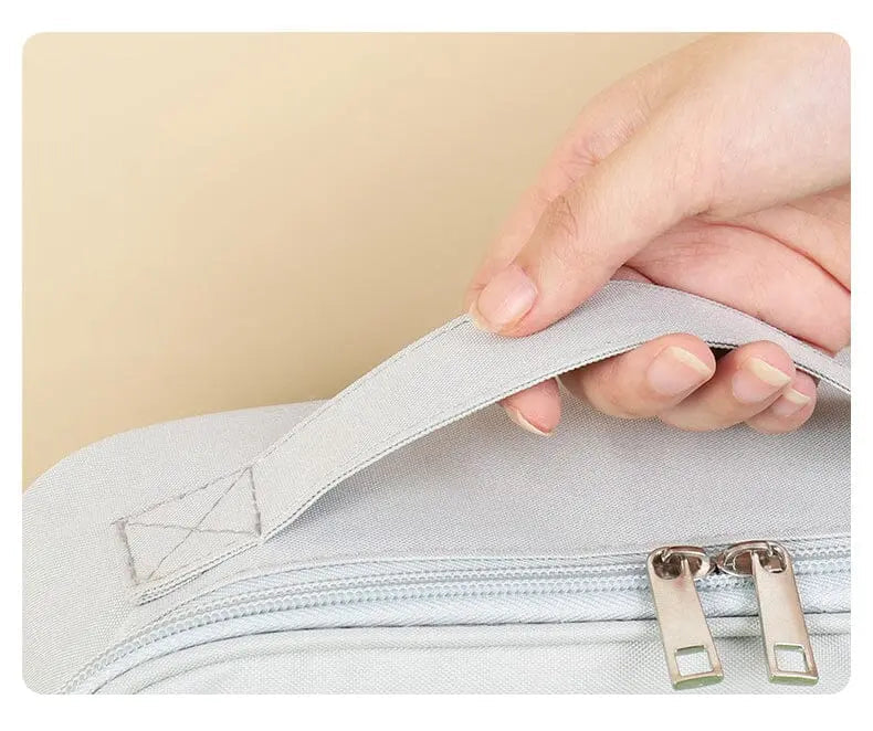 Intérieur spacieux de la trousse de secours, compartiments visibles