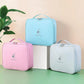 Trousse de secours ouverte montrant les poches de rangement