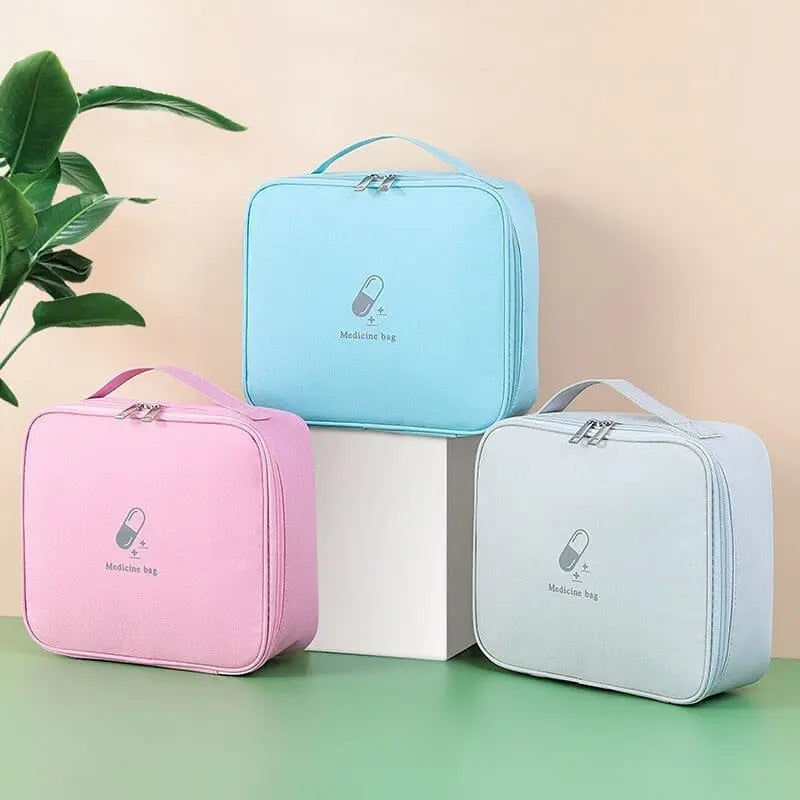 Trousse de secours ouverte montrant les poches de rangement