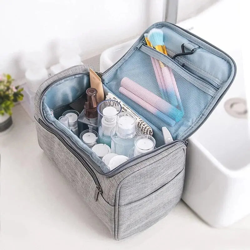 Trousse de toilette accrochée, montrant sa capacité