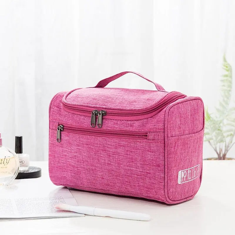 Modèle rose de la trousse, accroché dans une salle de bain