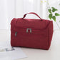 Version rouge de la trousse, posée sur une surface