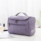 Trousse violette suspendue, montrant son design moderne