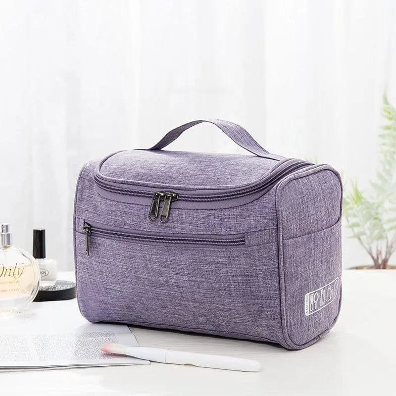Trousse violette suspendue, montrant son design moderne