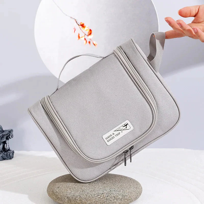 Compartiments intérieurs de la trousse montrant l'organisation