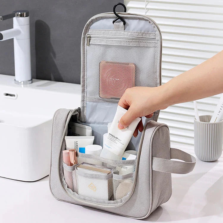 Trousse suspendue ouverte avec produits de toilette visibles