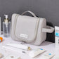 Trousse suspendue dans une salle de bain moderne