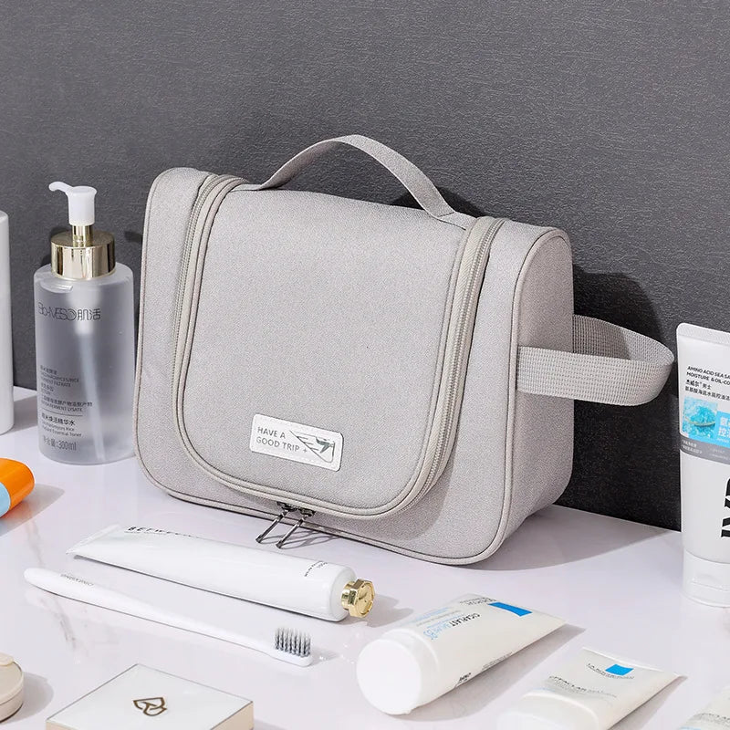 Trousse suspendue dans une salle de bain moderne