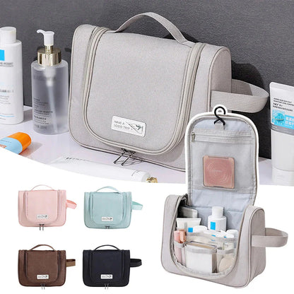 Trousse grise suspendue, montrant sa capacité spacieuse