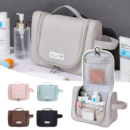 Trousse grise suspendue, montrant sa capacité spacieuse