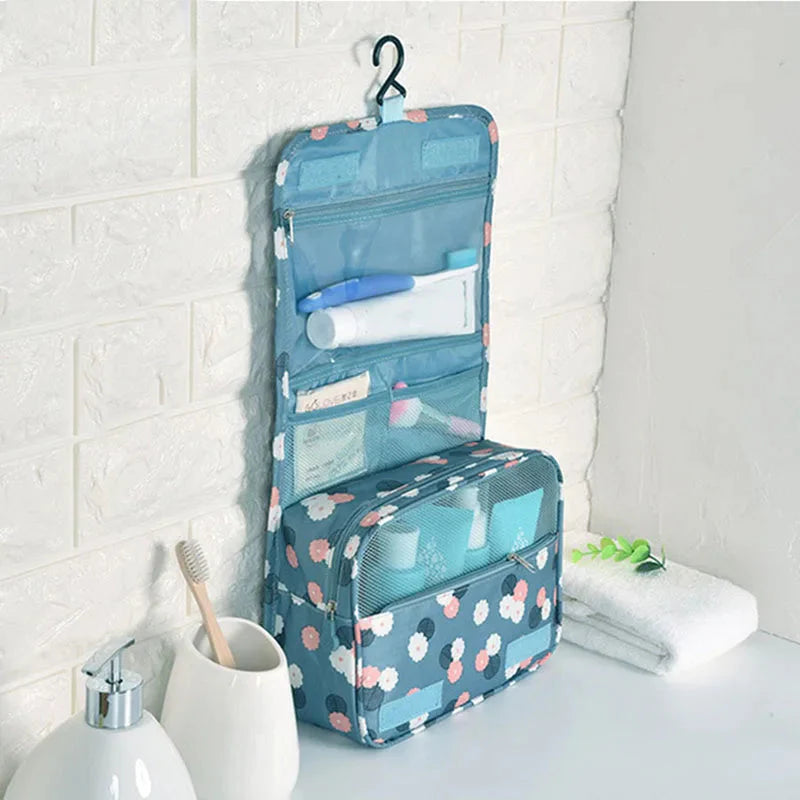 Trousse de toilette suspendue avec crochet visible
