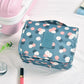 Trousse suspendue dans une salle de bain moderne