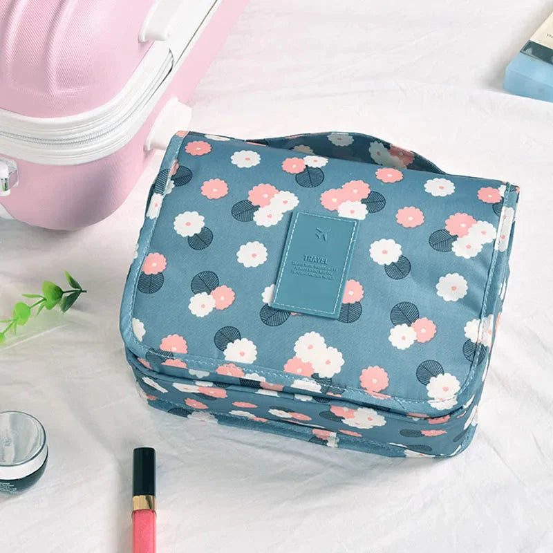 Trousse suspendue dans une salle de bain moderne