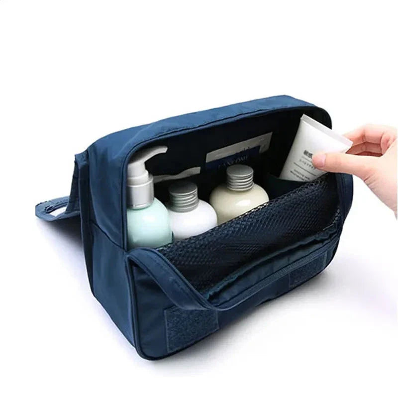 Trousse de toilette suspendue avec crochet visible