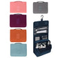 Trousse suspendue dans une salle de bain, produits rangés