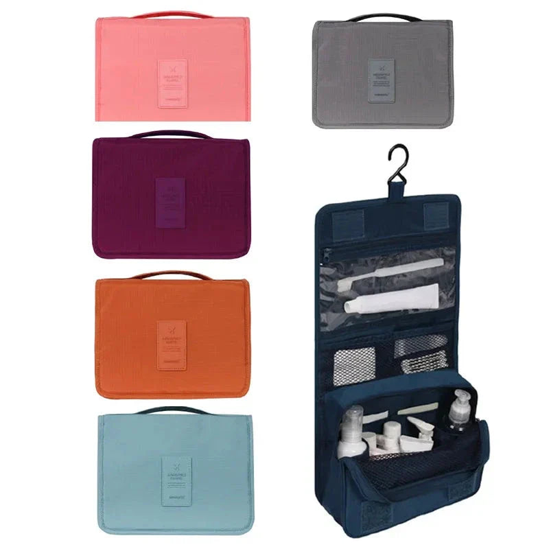Trousse suspendue dans une salle de bain, produits rangés