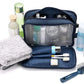 Compartiments de la trousse remplis d'accessoires de voyage