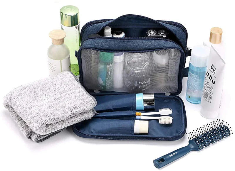 Compartiments de la trousse remplis d'accessoires de voyage